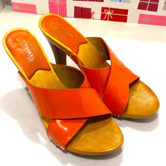 GentlyUsed Micheal Kors Coral Wooden Sandal: 7.5M - Picture 2 of 8